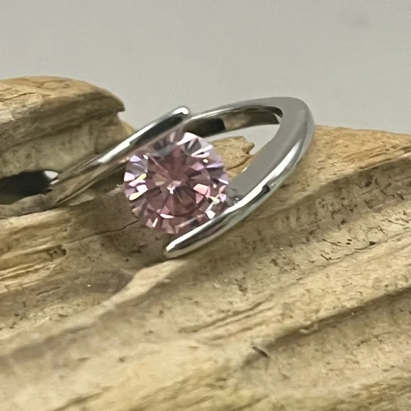 Elegant Silver and Pink Ring with Modern Design - Picture 2 of 4